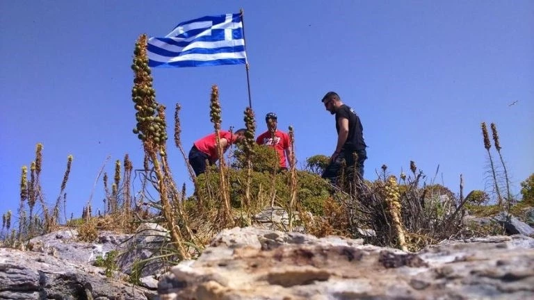 Γιλντιρίμ: «Η Τουρκική ακτοφυλακή κατέβασε ελληνική σημαία απο βραχονησίδα» – ΝΤV: «Τούρκοι κομάντος έκαναν την απόβαση» – Τι αναφέρει το ΥΠΕΘΑ (upd)